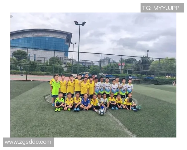 五位足球明星同框合影展现足球魅力与友谊的精彩瞬间